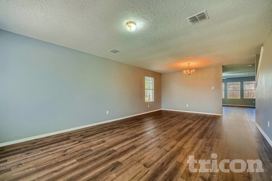Building Photo - 3040 Clemente Dr