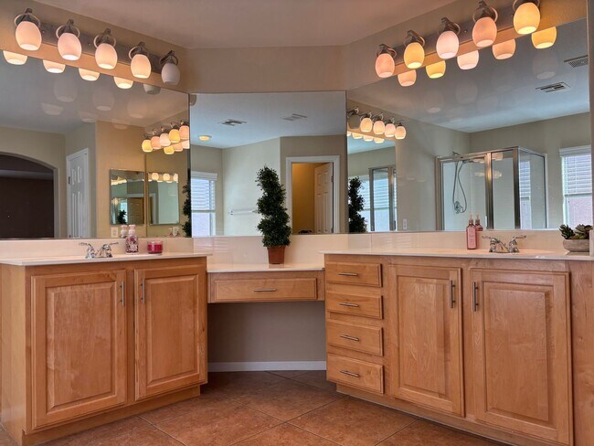 Building Photo - Southwest 5 bd 3 full bath with 2 car gara...