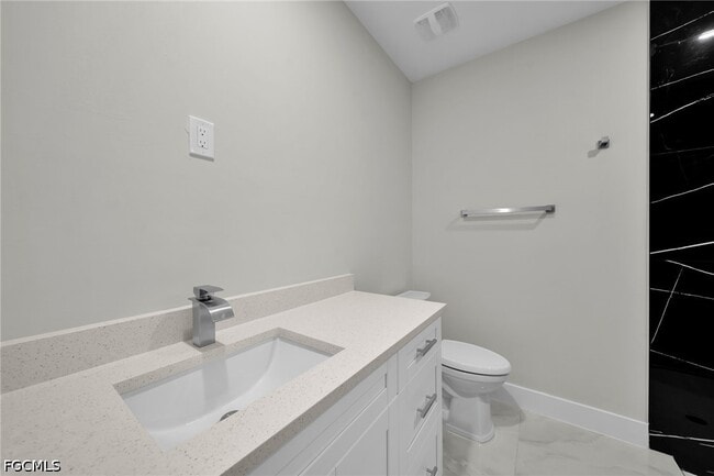 Building Photo - 462 Lampion Ave S