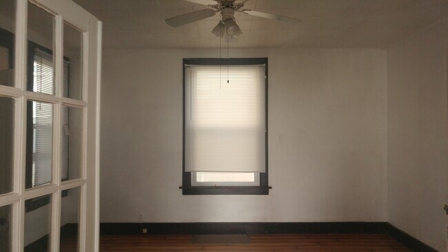Building Photo - 2-Story House, 4Bed/2Bath washer/dryer hoo...