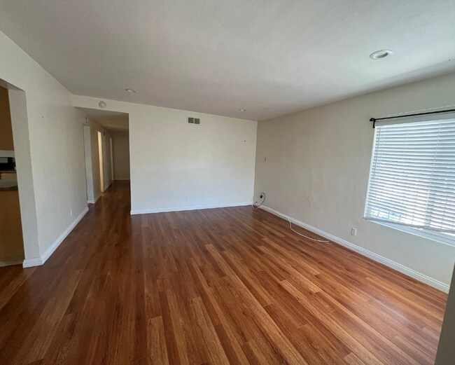 Building Photo - 3 Bedroom 2 Bath- House