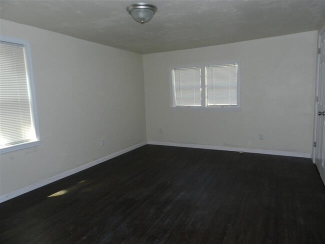 Building Photo - 3015 Thomas Dr