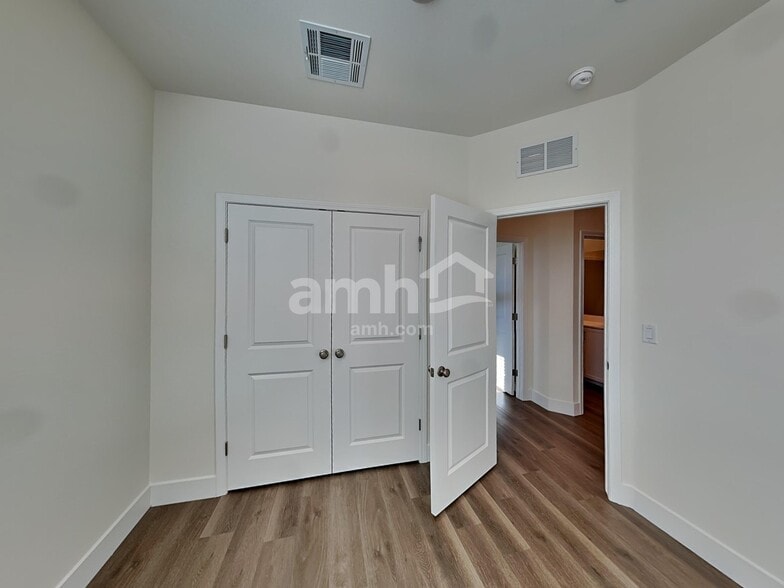 Building Photo - 822 English Primrose St