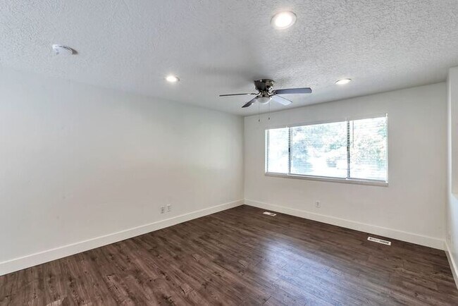 Building Photo - Remodeled 6 beds, 2 car garage!!
