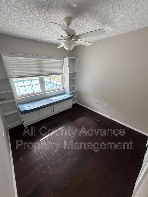 Building Photo - 3232 Oakwood Pl