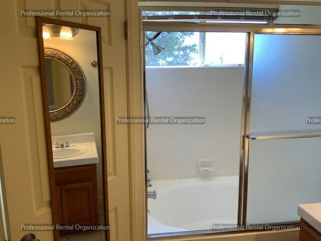 Building Photo - Beautiful Eastside 4 Bedroom, 3 Full baths in quiet neighborhood
