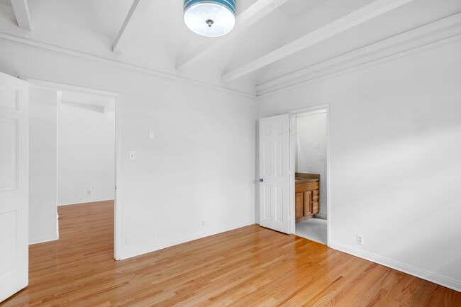 Building Photo - Spacious 4 BR 3 BA Home in Prime West L.A.