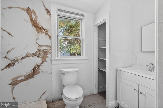 Building Photo - 214 W Division St