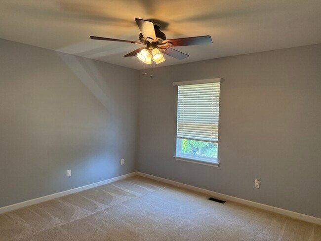 Building Photo - Rockwood Schools 3 Bedroom 2 full baths and 2 half Baths