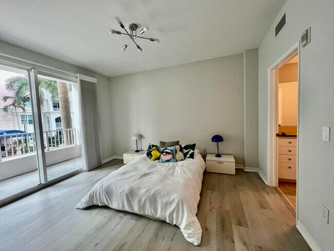 Building Photo - 806 E Windward Way