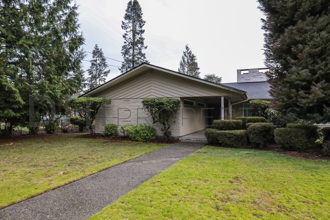 Building Photo - SPACIOUS MIDCENTURY HOME IN LONGVIEW'S CASCADE WAY NEIGHBORHOOD FOR RENT