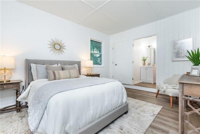 Building Photo - 1847 Elmwood Dr