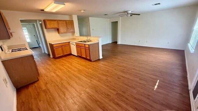Building Photo - 940 Goldenrod St