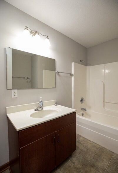 Building Photo - 2216 S Leonard Rd