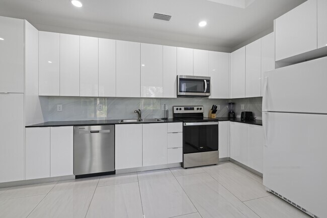 Building Photo - 674 Windermere Dr