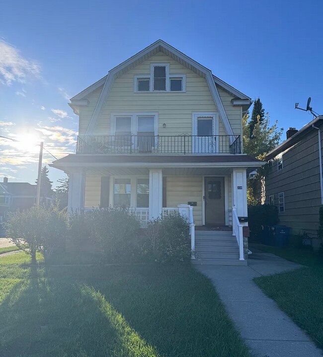 Building Photo - 238 Crestwood Ave