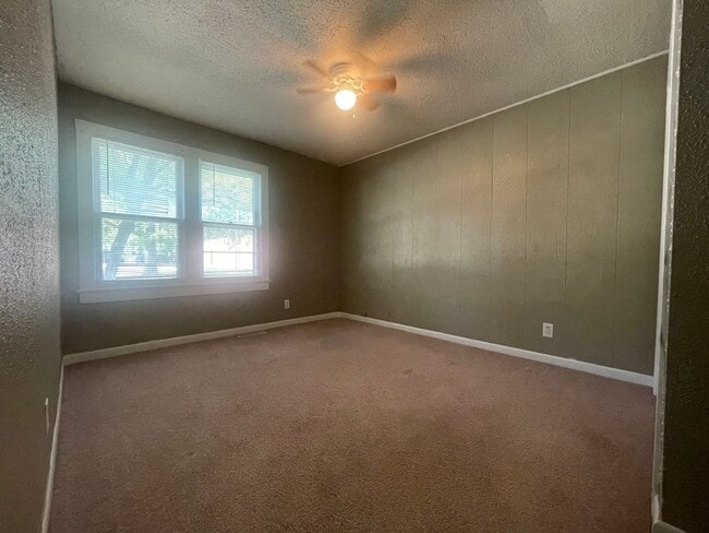 Building Photo - Nice Home w/Garage Available Now in Benton!