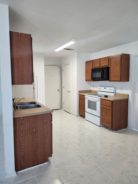Building Photo - 4305 Hank Dr