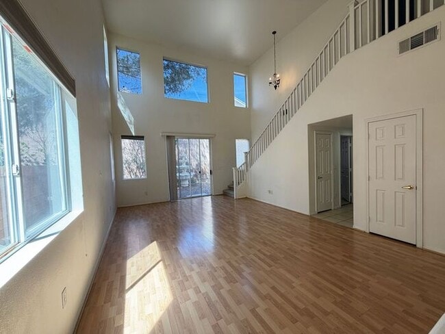 Building Photo - Carry Over Showing: This property has been shown before and will be rented to the first most qual...