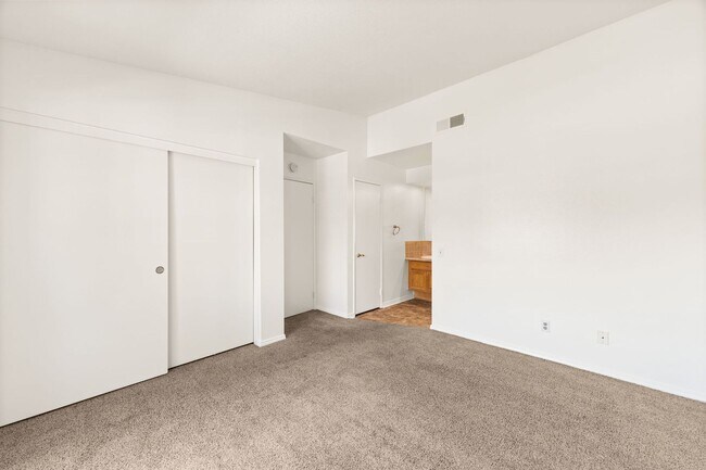 Building Photo - 2 Bedroom Rancho Cucamonga Condo