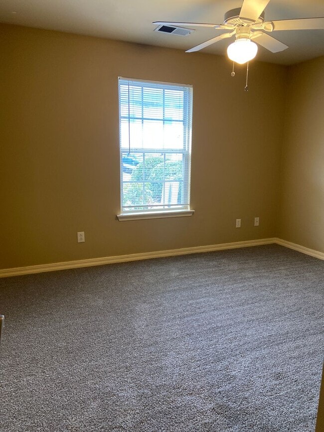 Building Photo - Condominium in Sycamore Ridge