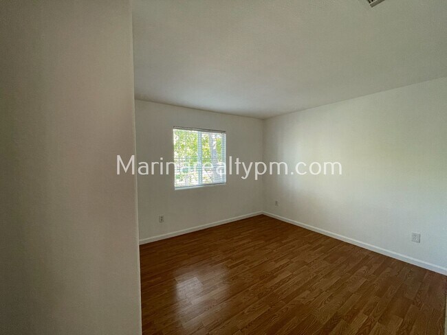Building Photo - 5 Bedroom 2.5 Bath Two Story House