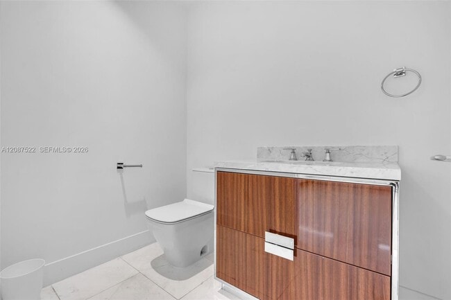 Building Photo - 15701 Collins Ave