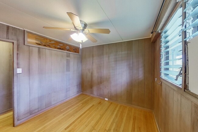 Building Photo - 2 Bed 1 Bath 1 Parking Apartment. 1 Year Lease.