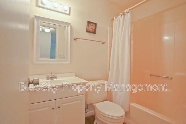 Building Photo - 1243 Cedars Ct