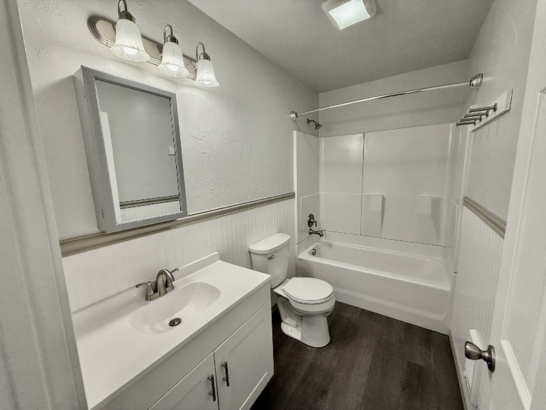 Building Photo - 506 1st Ave W