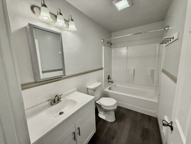 Building Photo - 506 1st Ave W