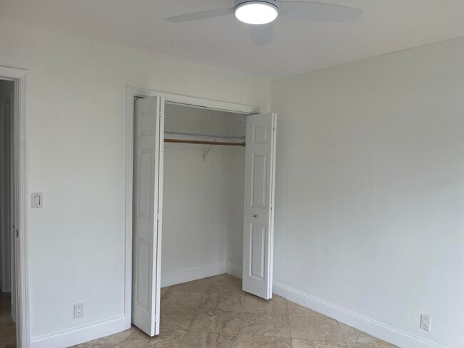 Building Photo - 927 W Royal Palm Rd