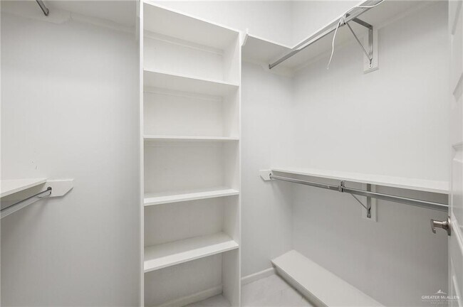 Building Photo - 2323 Corales St