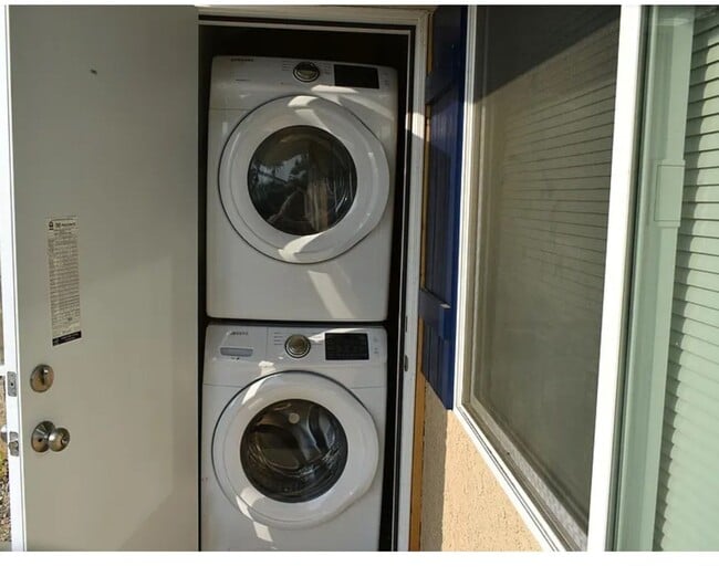 Building Photo - Granada Hills studio w/appliances + privat...