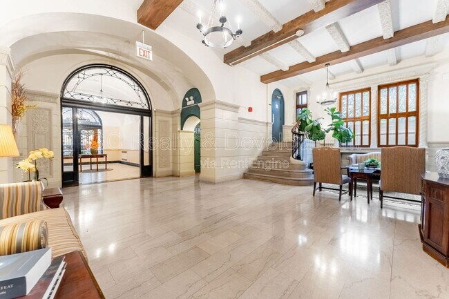 Building Photo - 1765 E 55th St