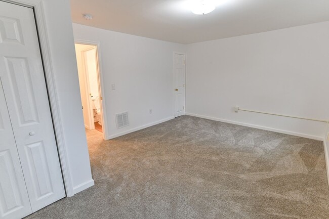 Building Photo - 3 Bedroom with Parking on Berryhill