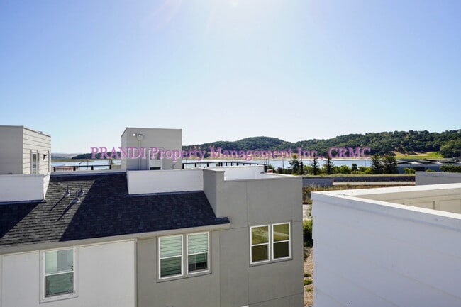 Building Photo - Brand New Townhome, Luxury Meets Convenience!