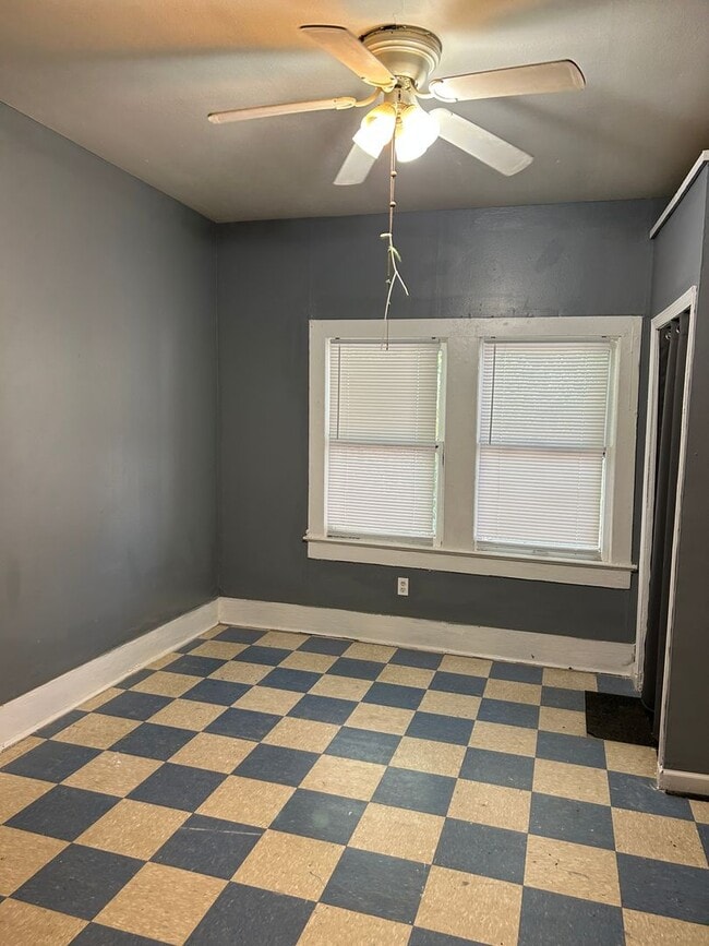 Building Photo - 1348 W Kirby Pl