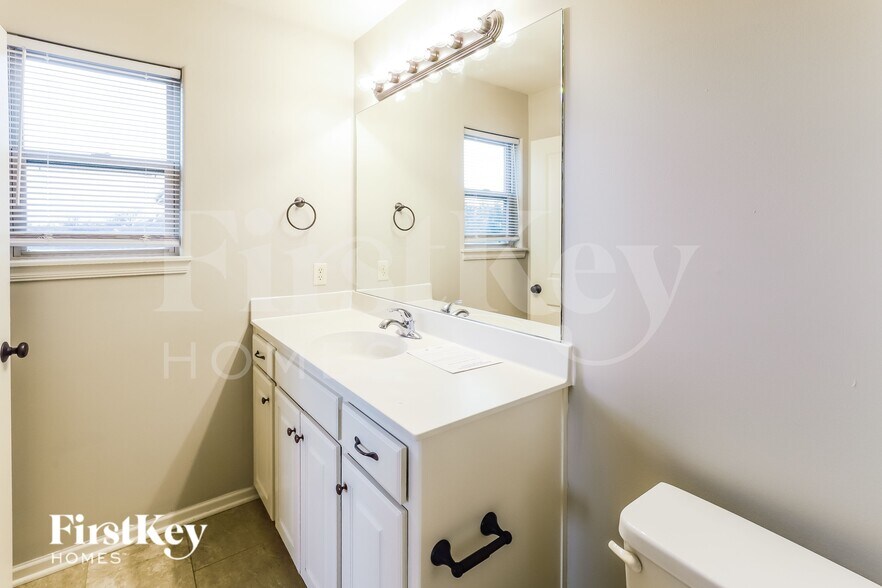 Building Photo - 11109 Highview Rd