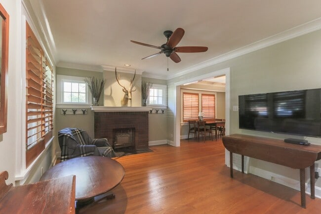 Building Photo - {4805}  Charming West Plaza Bungalow + Pri...