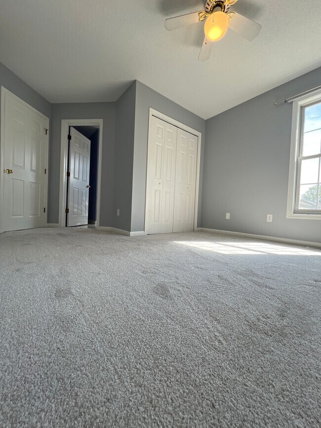 Building Photo - 2 Bedroom Condo! Available AUGUST 2026!  M...