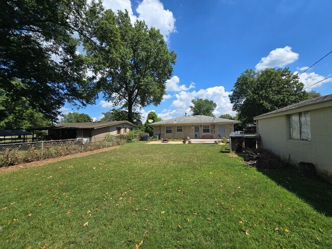 Building Photo - Newly remodeled 3 bed/1 bath home with a 1...
