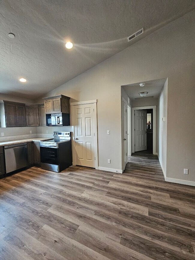 Building Photo - 1011 Pirate Cove Wy