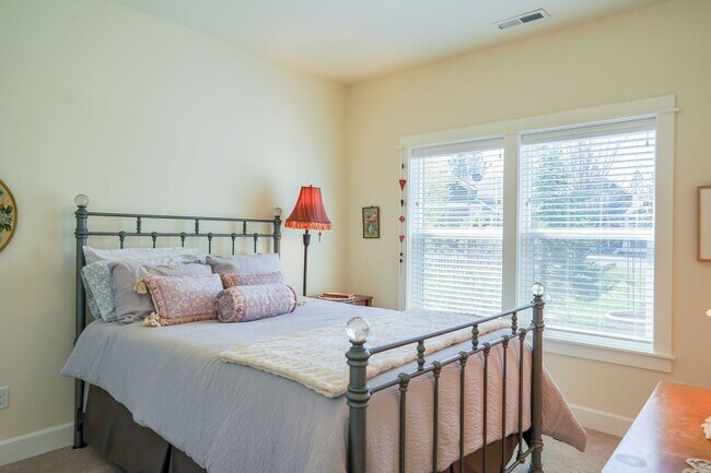 Building Photo - Beautiful Dover Bay Home