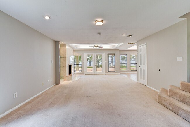 Building Photo - 10045 Valley Dr S