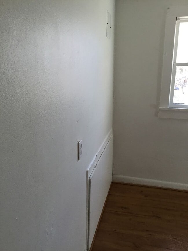 Building Photo - 3 bedroom 1 bath with large garage and shop