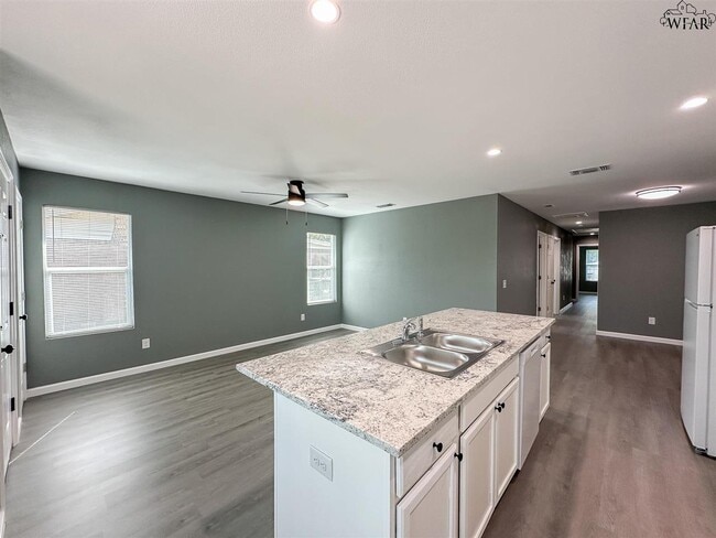 Building Photo - 223 Loch Lomond Dr