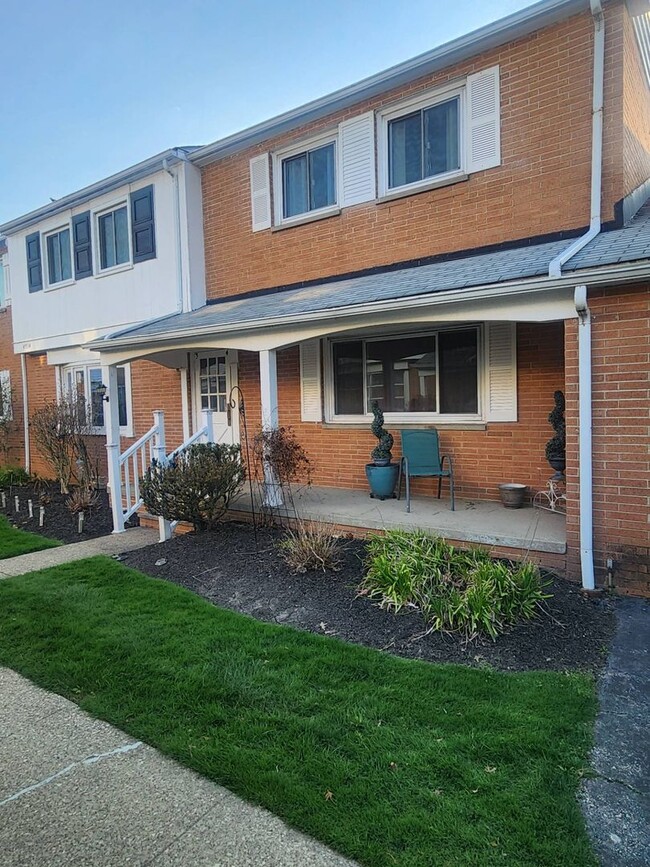 Building Photo - Charming 2-Bedroom Property in Prime Location