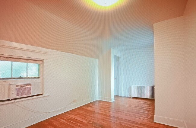 Building Photo - Minutes to Campus / 5 Bedroom / 2 Bathroom
