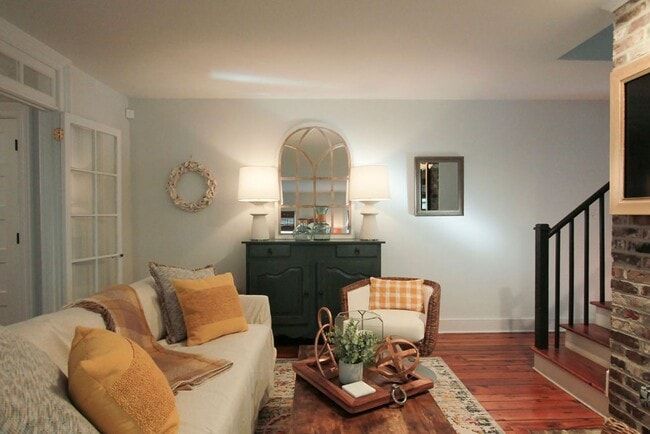 Building Photo - Available 3/1. Beautiful 3 BR/2BA available in Elliottborough! Landscaping included!